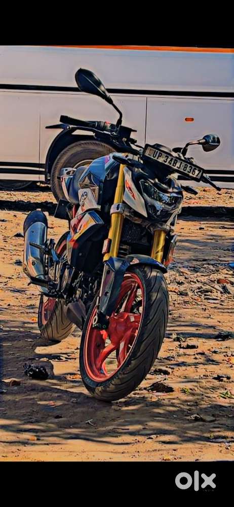 BMW G310R.
