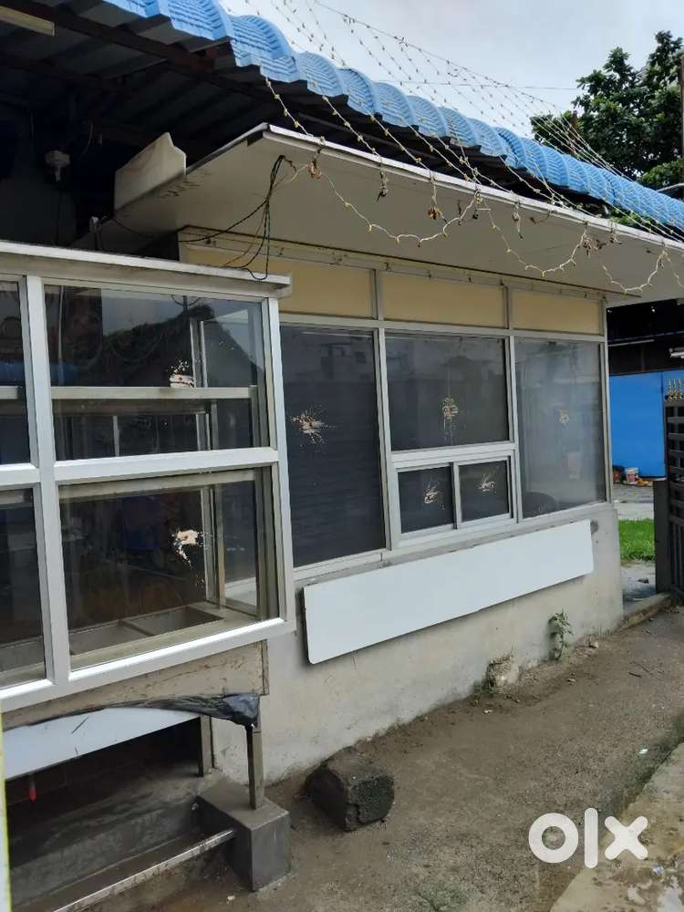 அசைவ உணவகத்திற்கு உடனடியாக ஊழியர்கள் தேவை.