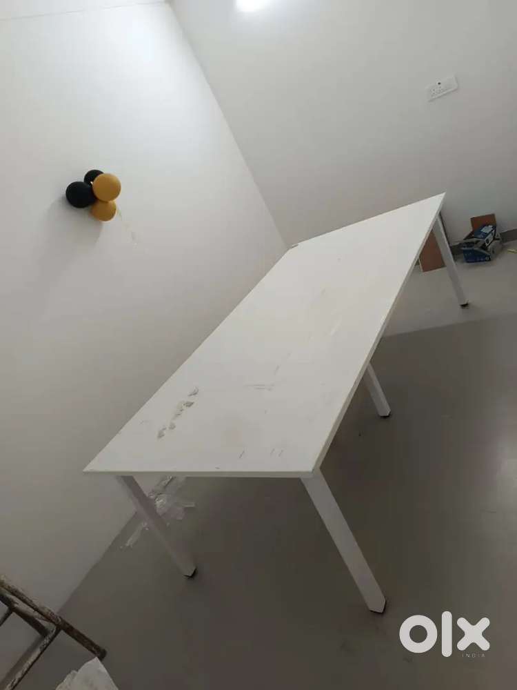 Brand new conference table with metal legs.
Material -top 25mm prelami