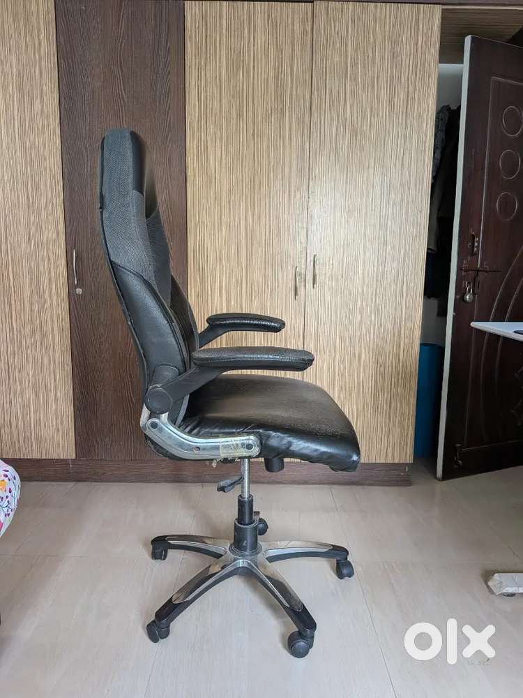 Comfortable Revolving Office Chair – Adjustable & Ergonomic