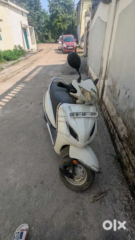 White colour , single hand chala hai gadi