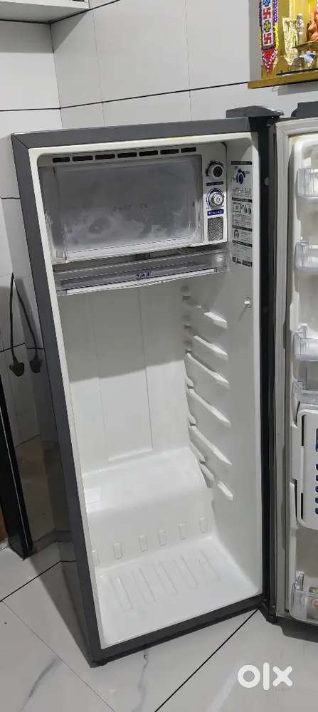 Whirlpool fridge 215 litre 5 star Good condition