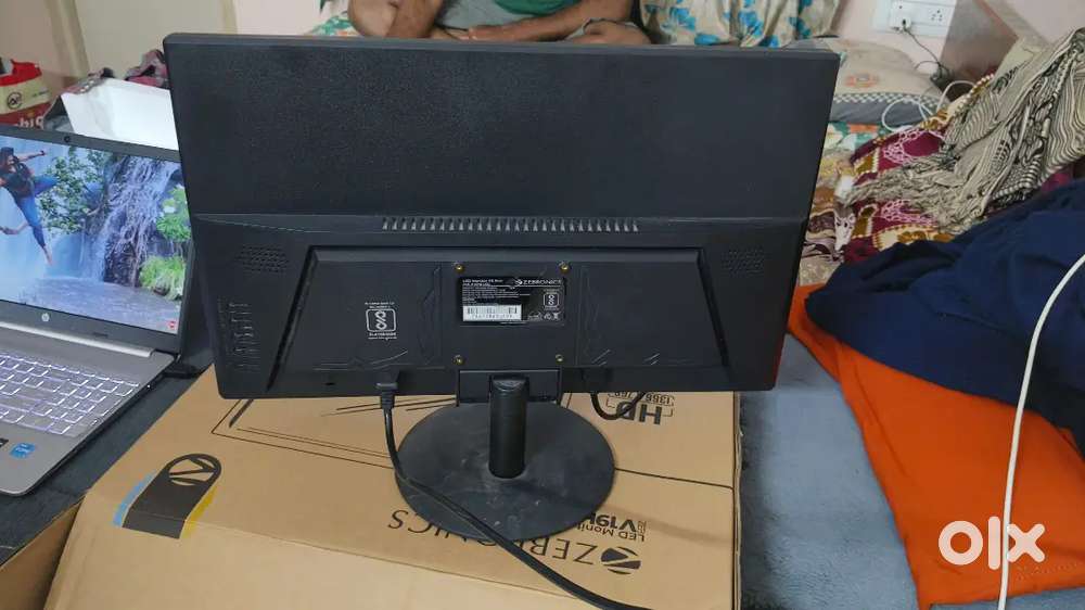 ZEB-V19HD 46.9cm LED Monitor – Good Condition  With Box + Keyboard