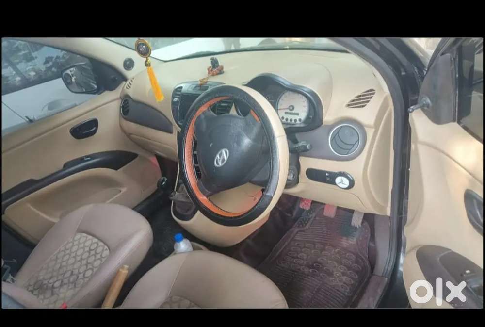 टॉप मॉडल पावर विंडो पावर स्टीयरिंग ब्लैक कलर में साउंड सिस्टम
