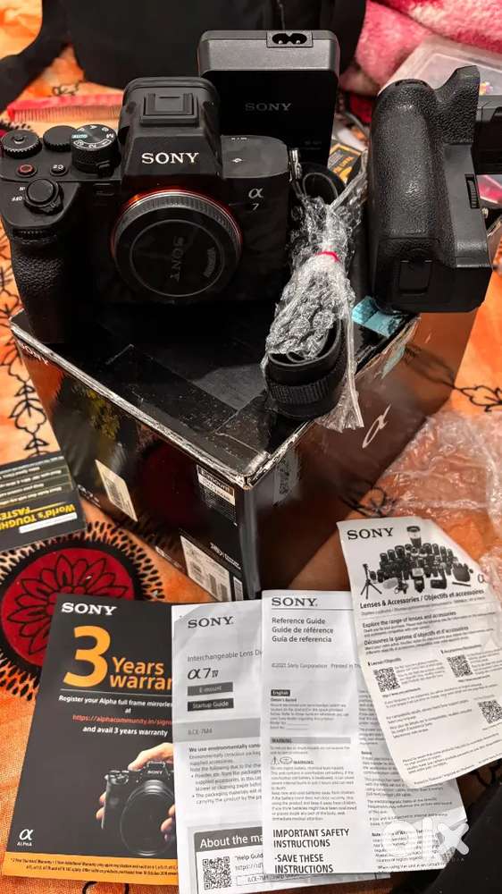 Sony A7M4 (Mark4)New Condition 4000 shuttercount Body Grip Available