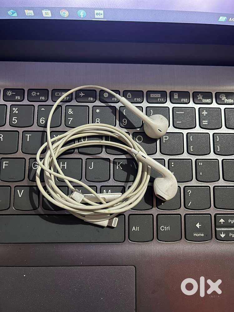 Apple iphone wire earphone lightning/3.5 connector both available