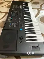 Yamaha PSR E473 piano keyboard