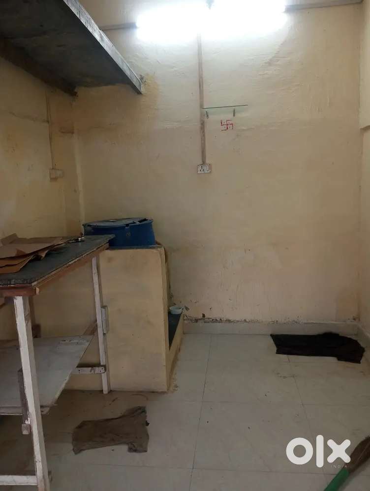 Laxmi chawl shop 2 jogeshwari (E)good location shop available in chawl