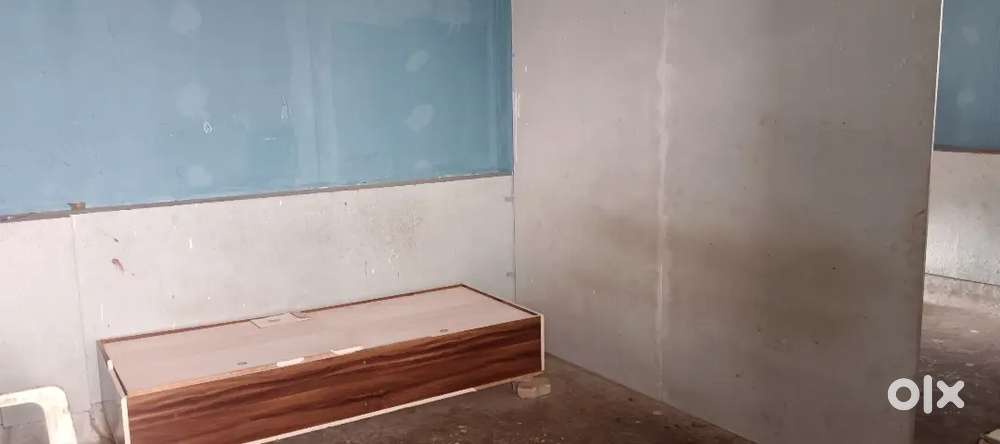 पत्र्याच्या मोठ्या साईज च्या तीन रूम भाड्याने देणे आहे सर्व सोयी