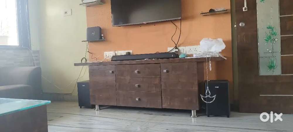 Avante bar 625 watt.  With 2 wireless satellite speaker