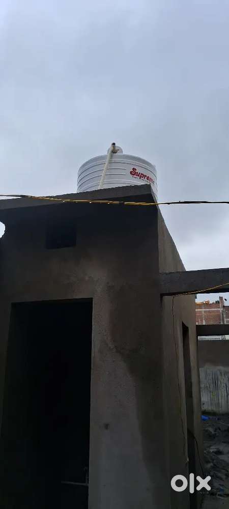 5 room . 10×15 ka Bondriwall gate ke sath.bijli. Water tank.