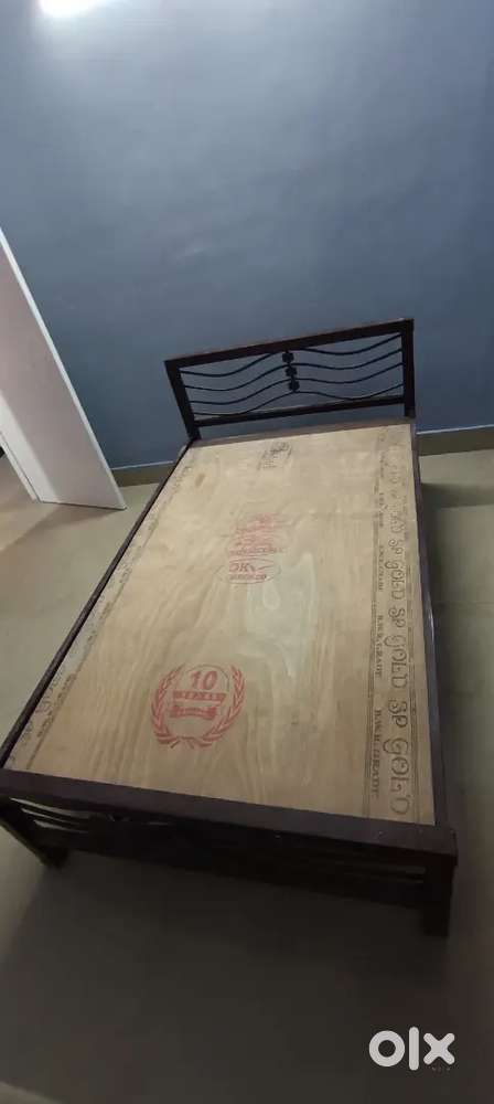 Iron bed 4 ft x 7 ft immediate sell
