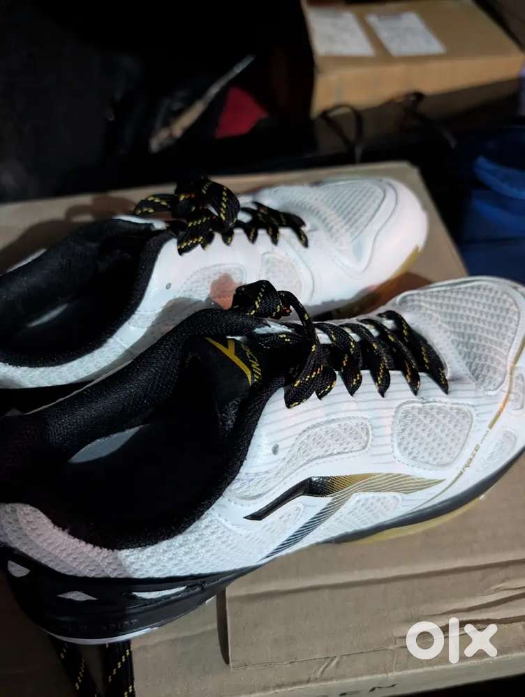 Hndred raze pro badminton shoes - like new