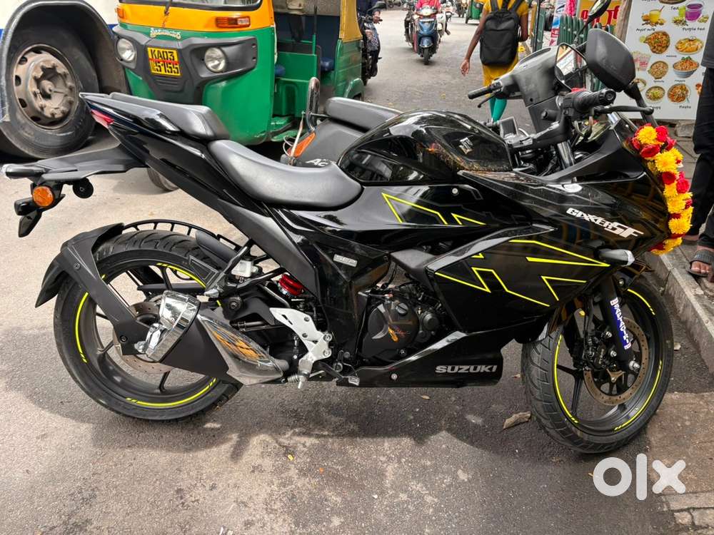Selling my 1 year old brand new gixxer sf 150