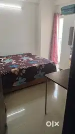 1 room are vacant it is 3 bhk flat 2 rooms in bachelor