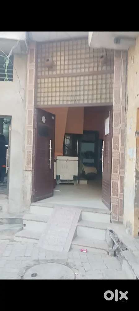 Ghar 200 gaj jagha sale pora ready a 4 room kitchen 2 washroom