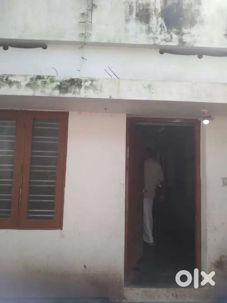 4 cent plot old house near lu lu mall oruvathil kotta  250 mtr from