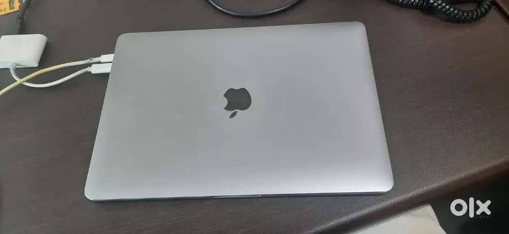 Apple macbook march 2022 model (M1)