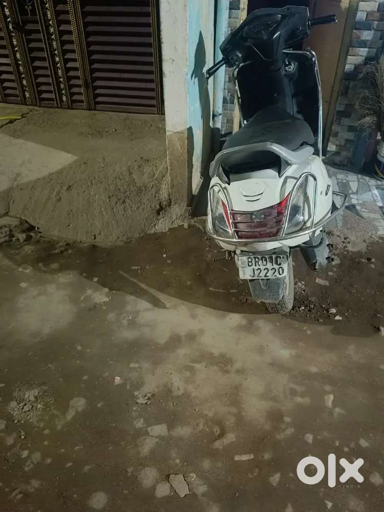 Selling my activa 3g 2017 model intrested people may contact