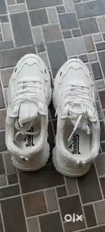 Women running shoe the roadster