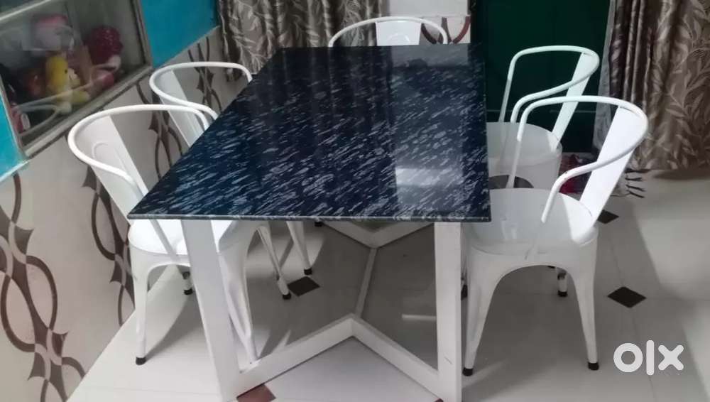 Iron Dinning table with 6 chairs in good condition