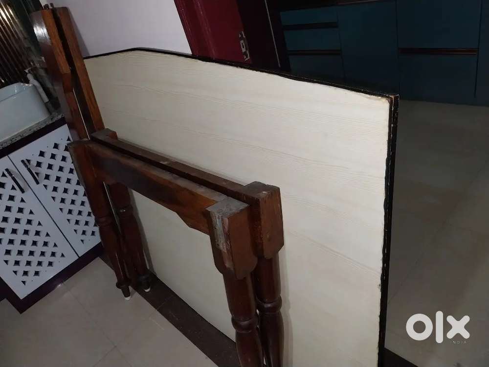 Dining table- 4 +1 seater