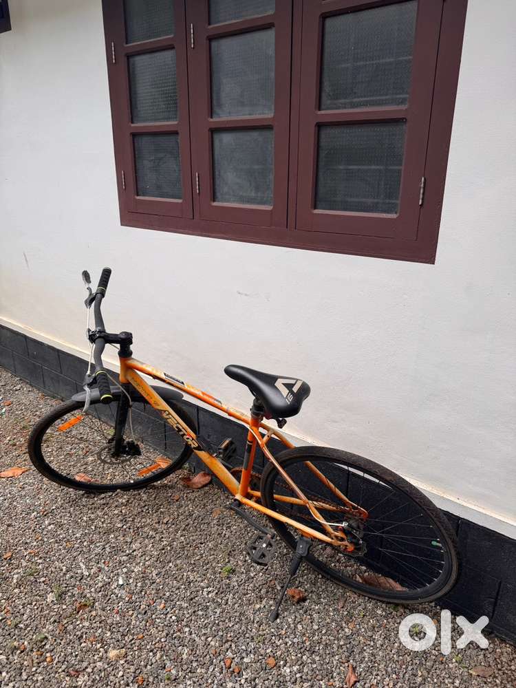 Less used good condition hybrid road bike for sale