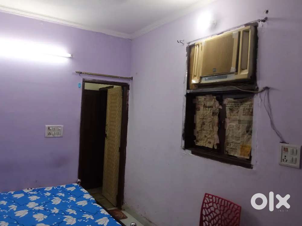 Small independent Semi furnish floor on rent Prime location nr metro
