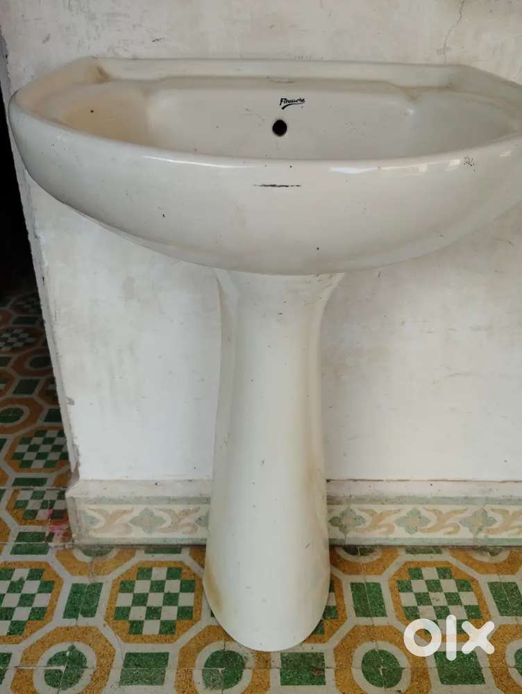 વોશ બેશીન વેચવાનું છે (ગેનડી).