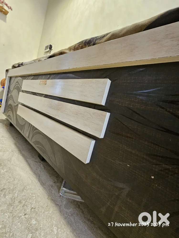 Single bed  1 wooden मटेरियल with gaadi