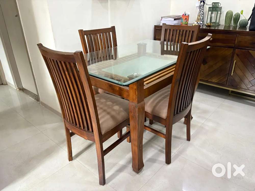 Teak wood 4 seater dining table with 4 chairs in excellent condition