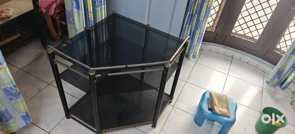 Tiughned TV GLASS Table