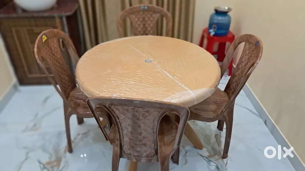 Supreme dining table and chair