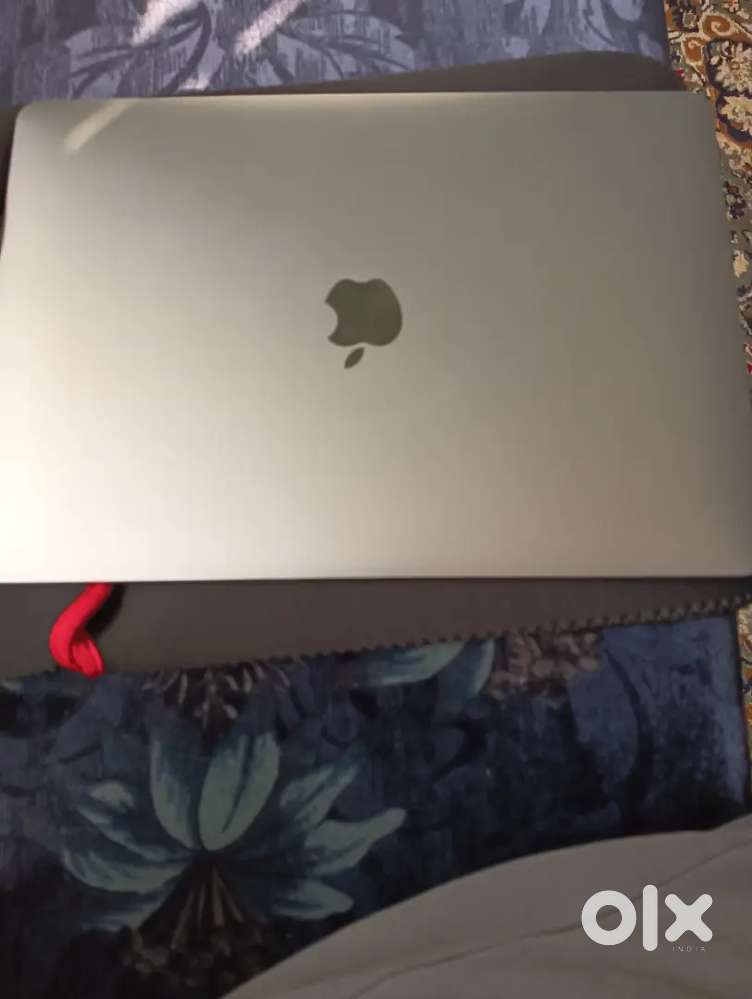 To sell Apple laptop MacBook 1 1Year old
