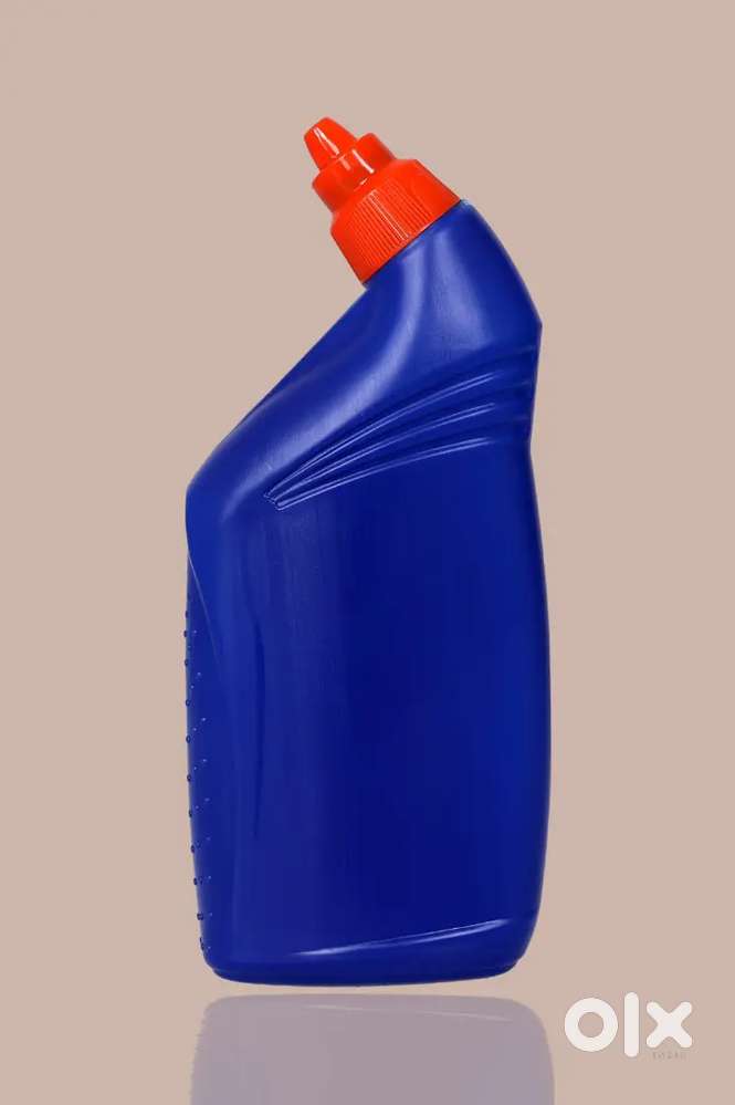 टॉयलेट क्लीनर पैक करने वाली डेढ़ सौ बोतल