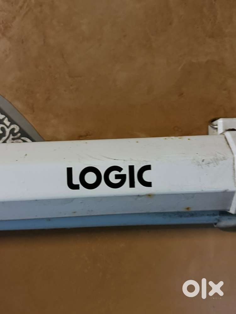 Epson Projector + Logic Projection Screen – Excellent Condition!
