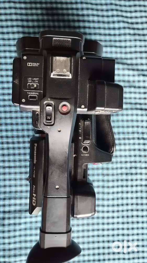 Parasonic PV100 HD Camera and Soni ZVE10 Minarles 4K Camera