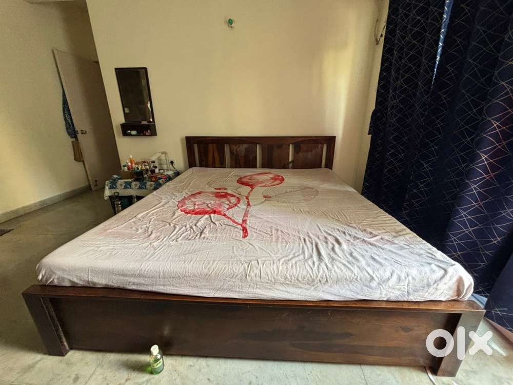 King Size Sheesham Wood Bed – Excellent Condition – ₹17000 Only!