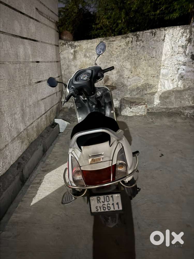 2013 ka model h 25000 mein de dunga jisko bhi leni hsi msg me