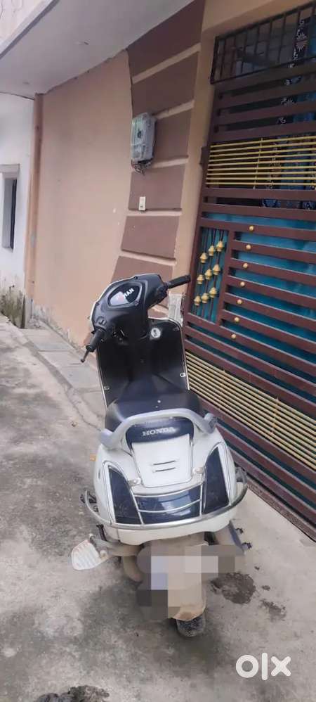 Price 25000(2016 midod good condition gadi bechna hai urgent