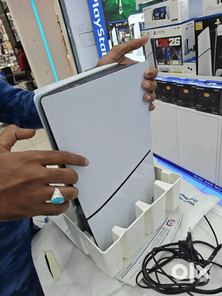 Brand new ps 5 disk edition with extra controller & gta 5 and tekken 8