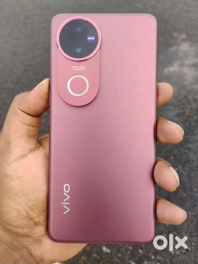 Vivo V50 8/256 gb only 3 months old, original bill box charger