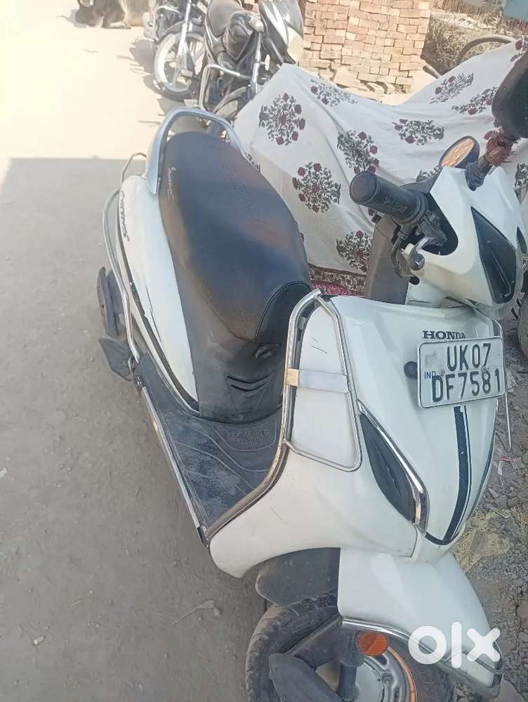 Honda activa 2018 white 1st owner well maintained