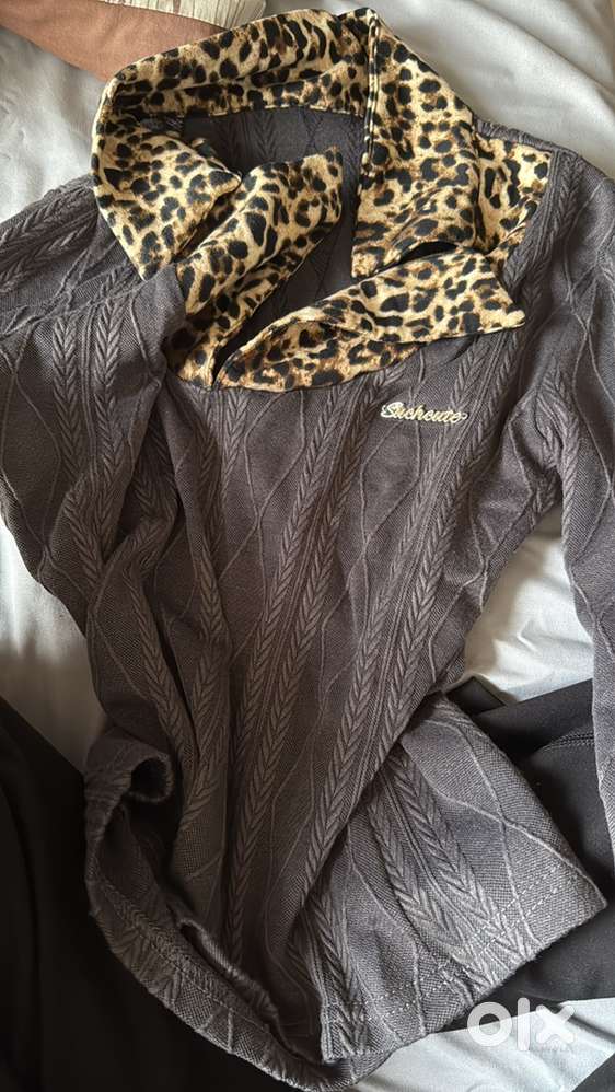 Charcoal grey cable-knit body Statement leopard-print collar