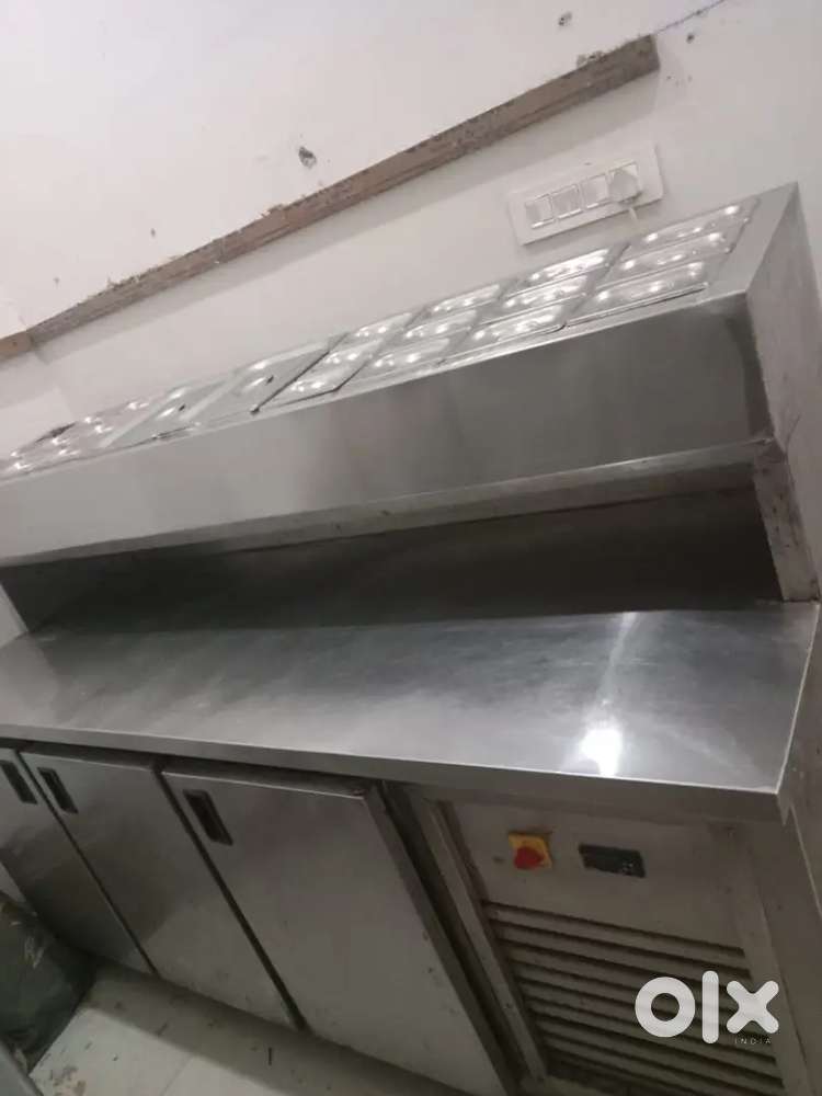 Makeline fridge uses for deep cooling the material uses for pizza