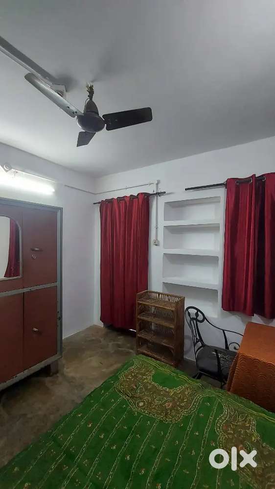 Single Seater Room in Girls PG hostel near Drishti IAS , hussainganj.