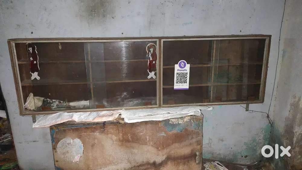 Shop display showcase