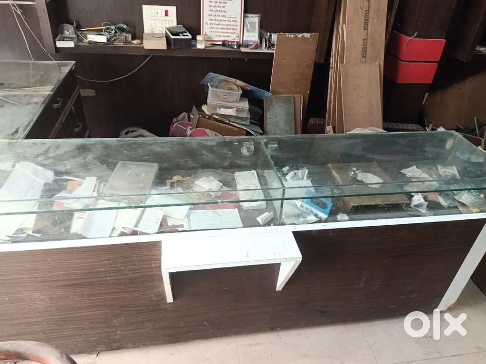 L shape Shoroom  counter with tuffened glass