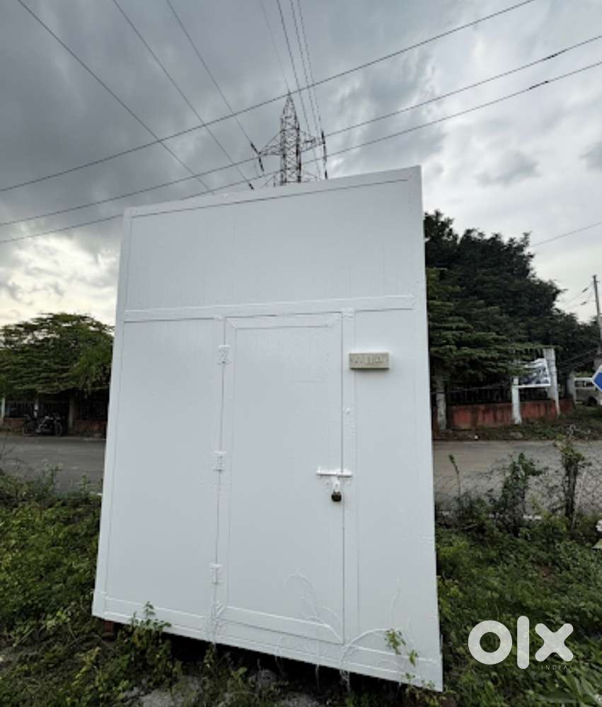 Ideal for Food/Drinks/Services . Non movable food truck