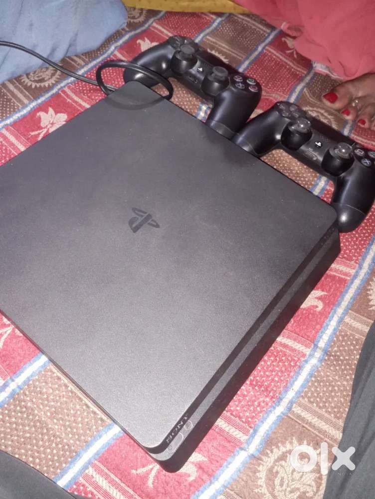 Ps4 + 5 games game free + two remote